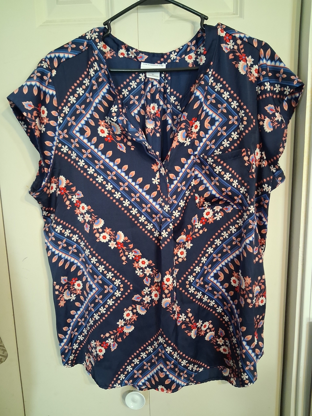 Liz Claiborne Navy Floral V-Neck Sleeve Top